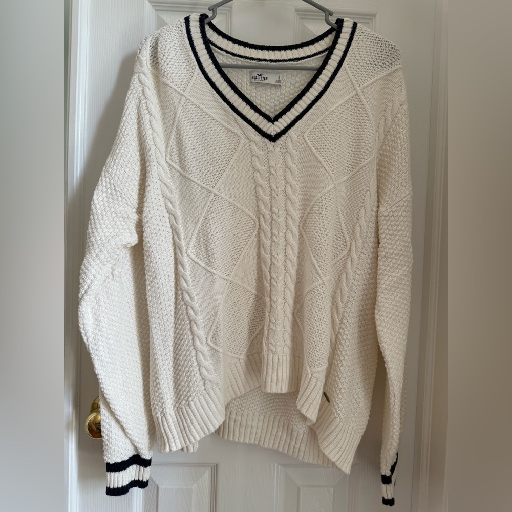 Hollister White V-Neck Cable Knit Sweater